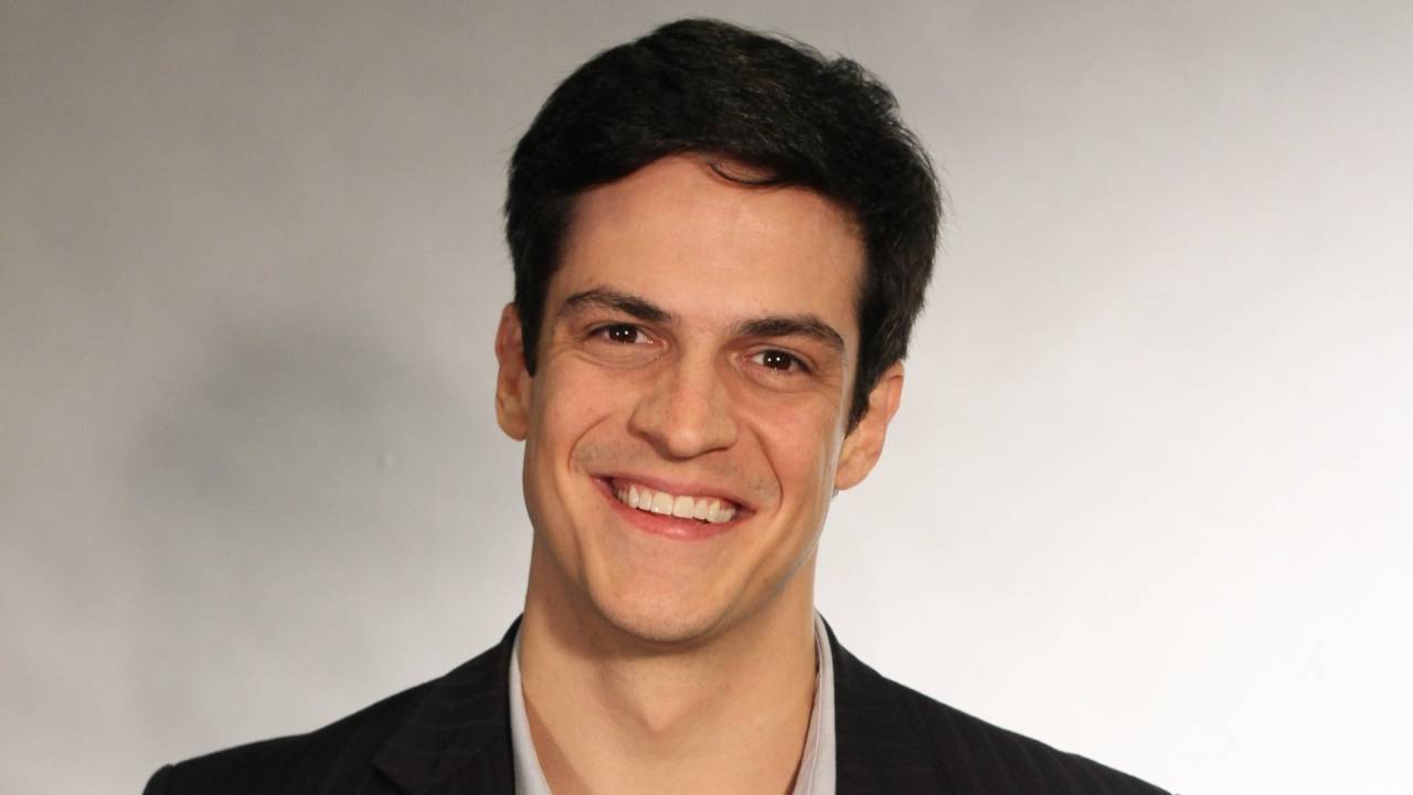 O ator Mateus Solano sorri