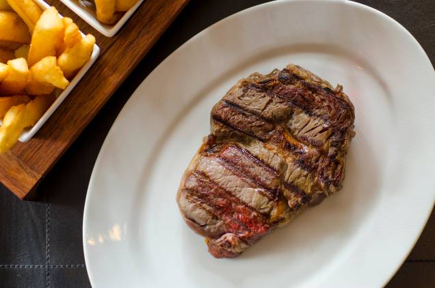 Steak NB (R$ 35,00), da casa homônima: primeiro corte extraído do dianteiro bovino, acompanha palmito pupunha ou farofa Steak NB (R$ 35,00), da casa homônima: primeiro corte extraído do dianteiro bovino, acompanha palmito pupunha ou farofa
