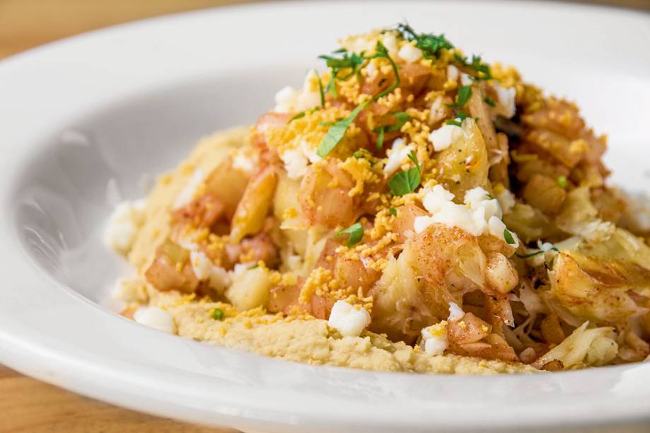 Bacalhau à casa (R$ 30,00), da Taberna da Esquina: bacalhau em lascas com purê de grão-de-bico