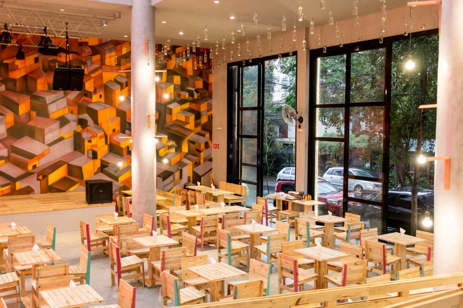 O ambiente amplo: móveis com madeira reaproveitada O ambiente amplo: móveis com madeira reaproveitada