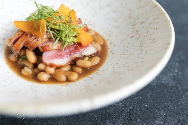 Peito de pato do Lilu. Em tiras finas, acompanhado de feijão branco e lascas de bottarga. Harmoniza com Singlenton Glen Ord 12 anos Peito de pato do Lilu. Em tiras finas, acompanhado de feijão branco e lascas de bottarga. Harmoniza com Singlenton Glen Ord 12 anos