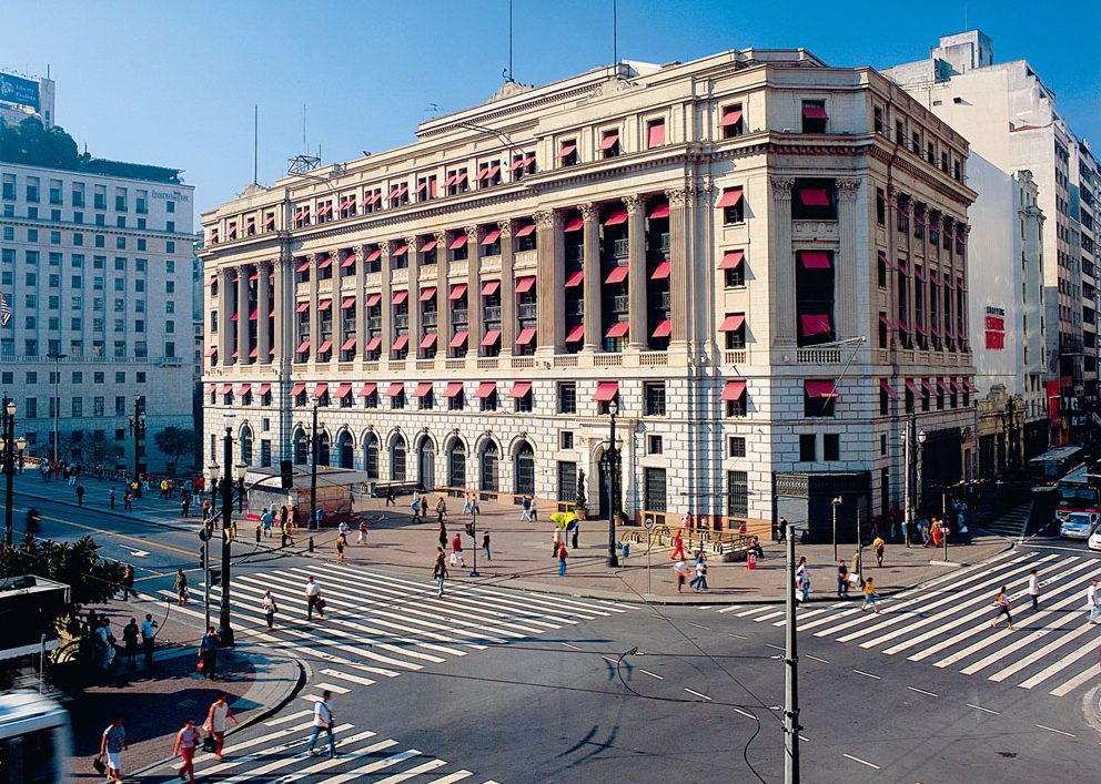 Imagem da fachada do Shopping Light, na República