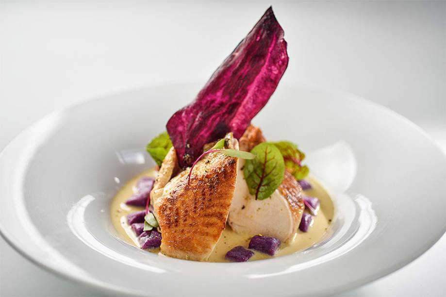 Peito de frango ao molho de lemon pepper e nhoque de batata-roxa Peito de frango ao molho de lemon pepper e nhoque de batata-roxa