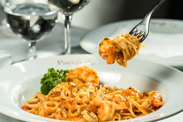 Spaghettini Profondo Mare do Parigi – Hotel Fasano. Com lula, camarão, vôngole e molho de tomate. Combina com Talisker 10 anos Spaghettini Profondo Mare do Parigi – Hotel Fasano. Com lula, camarão, vôngole e molho de tomate. Combina com Talisker 10 anos