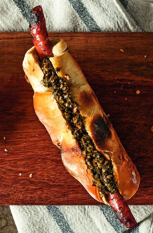 Sanduba de choripan (R$ 15,00), da Town Sandwich Cº: baguete tostadinha com linguiça parrillera e chimichurri de ervas frescas Sanduba de choripan (R$ 15,00), da Town Sandwich Cº: baguete tostadinha com linguiça parrillera e chimichurri de ervas frescas