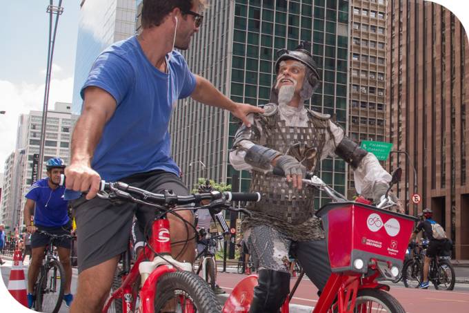 Dom Quixote anda de bicicleta na Avenida Paulista