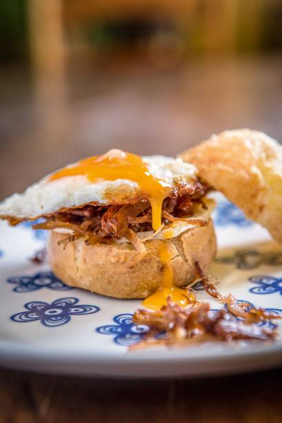 O pão de queijo recheado de requeijão de corte, pernil, chutney e ovo