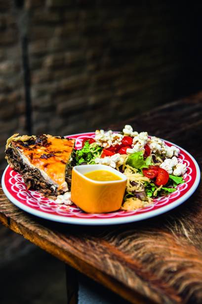 Torta de cogumelos com salada, da cafeteria Torta no Quintal Torta de cogumelos com salada, da cafeteria Torta no Quintal
