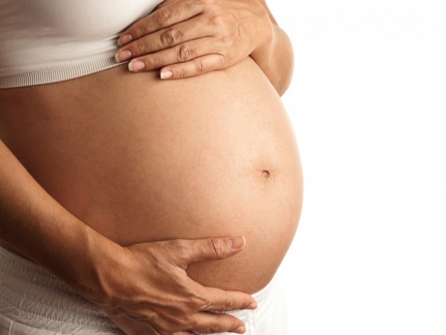 Imagem mostra barriga de mulher gestante