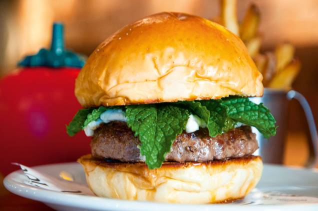 O lamb burger, preparado com um disco de 160 gramas de cordeiro O lamb burger, preparado com um disco de 160 gramas de cordeiro