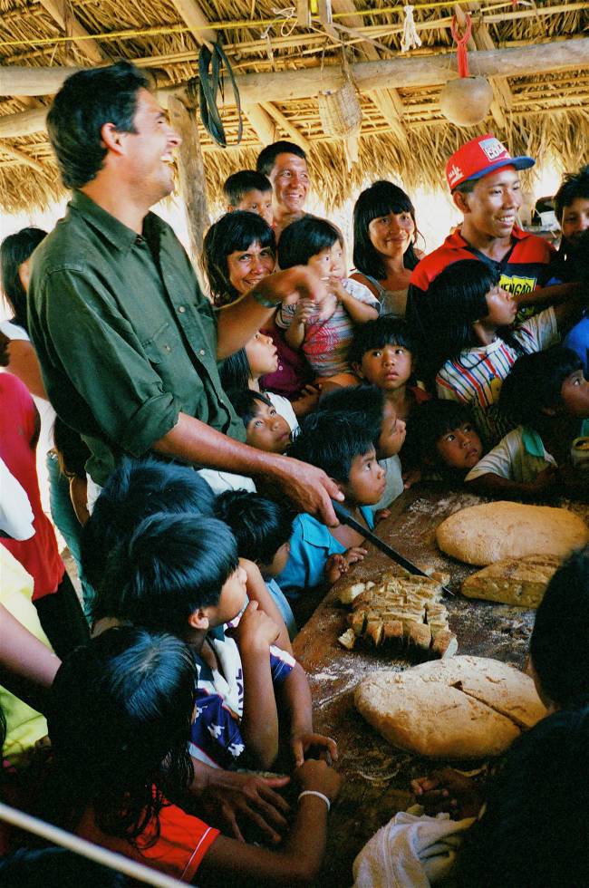 Olivier Anquier_1999 Fazendo pao na tribu Tapirape no Araguaia