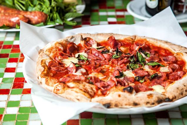 A pizza picco: calabresa, cacciocavalo e manjericão A pizza picco: calabresa, cacciocavalo e manjericão