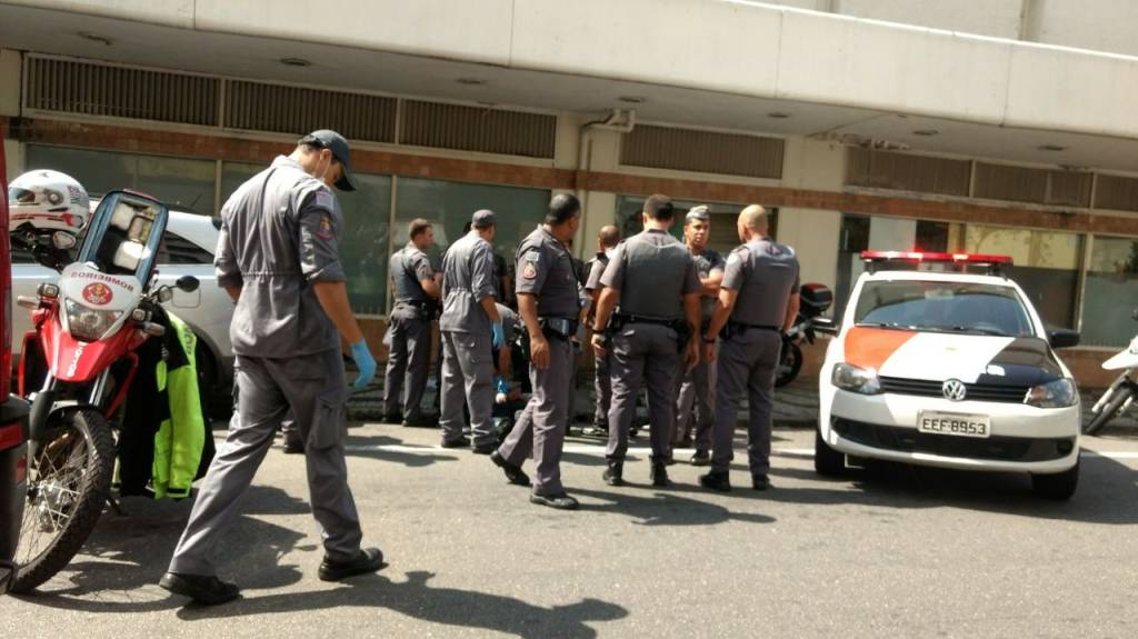 Troca de tiros em frente a supermercado deixa policial ferido