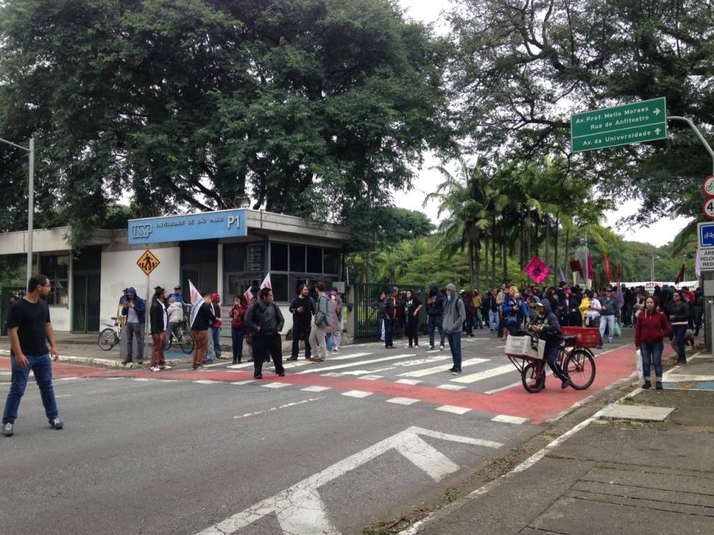 Manifestante é detido dentro da USP