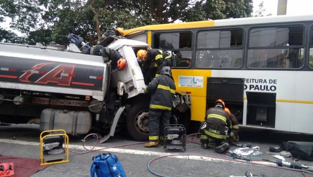 Acidente envolvendo dois carros, caminhão e ônibus deixa feridos