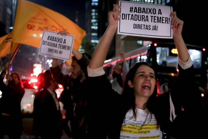 Manifestantes protestam pela saída de Temer do governo e por novas eleições diretas