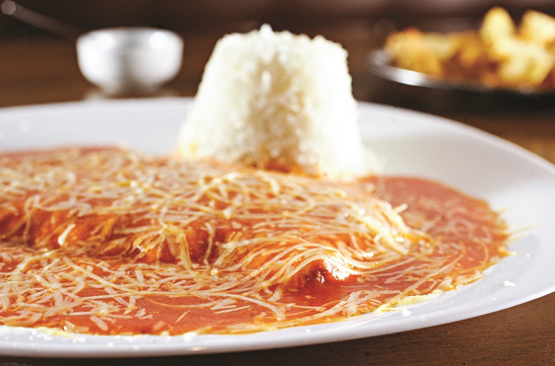 Filé à parmegiana com arroz e fritas