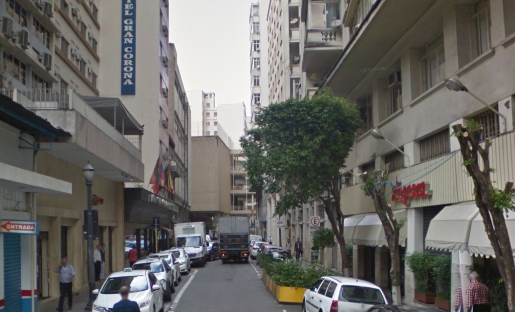 Jovem cai de prédio de três andares no centro