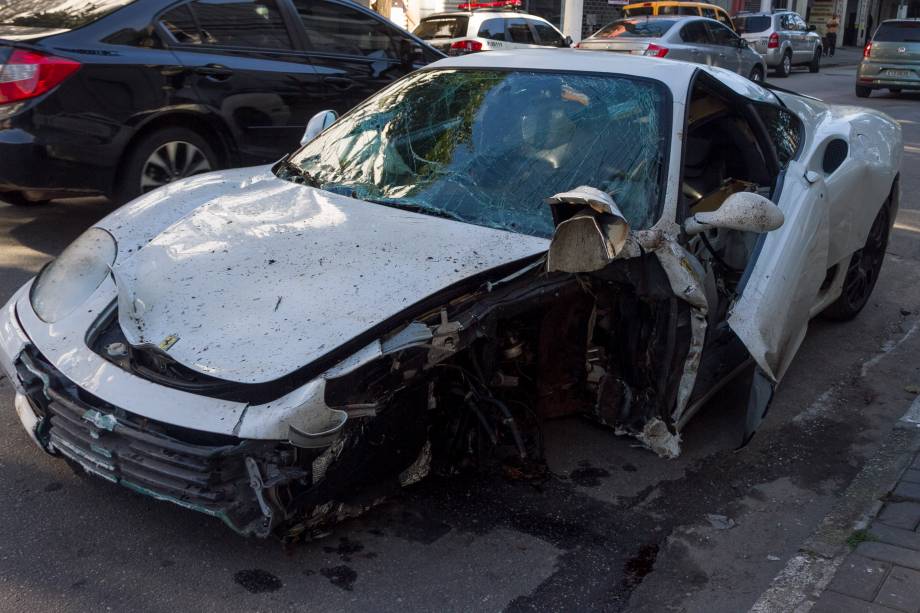 Motorista de uma Ferrari capotou e bateu em um Honda Fit na madrugada desta segunda-feira (8), na Avenida 23 de Maio