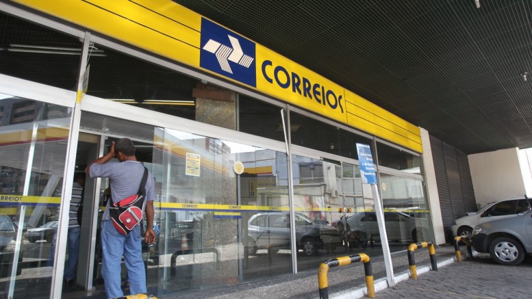 Fachada de Correios nas cores amarelo e azul