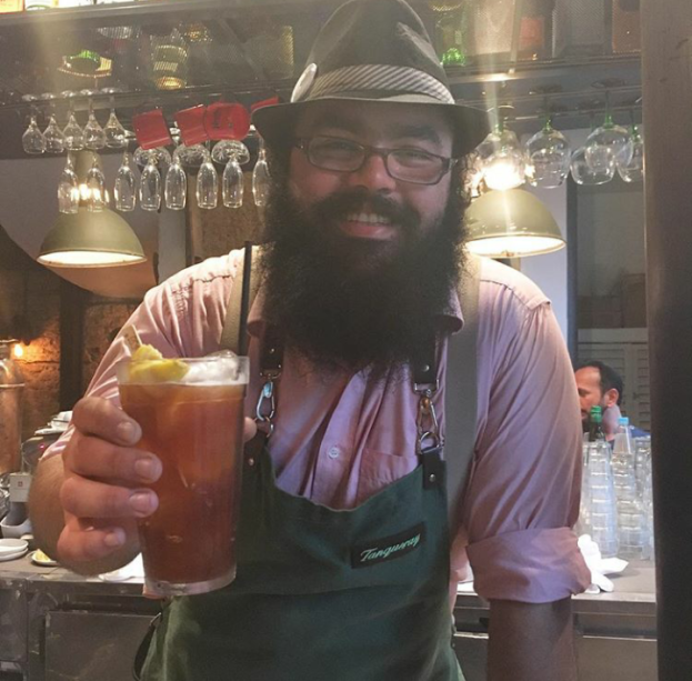 Diogo Sevilio, 32 anos. Trabalha na área há 13 anos e hoje comanda o bar do Cozinha 212, em São Paulo. Seu drink Dirt Beet é um twist do Dutch Martini, gin Tanqueray N.10, tintura de beterraba, salmoura de pickles de beterraba e vinho oxidado.“Participar do World Class é a formalização de um trabalho bem feito. Ganhar significa espalhar seu trabalho e ter acesso ao mundo”, diz