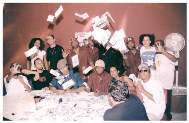 Racionais durante a gravação de um videoclipe Racionais durante a gravação de um videoclipe