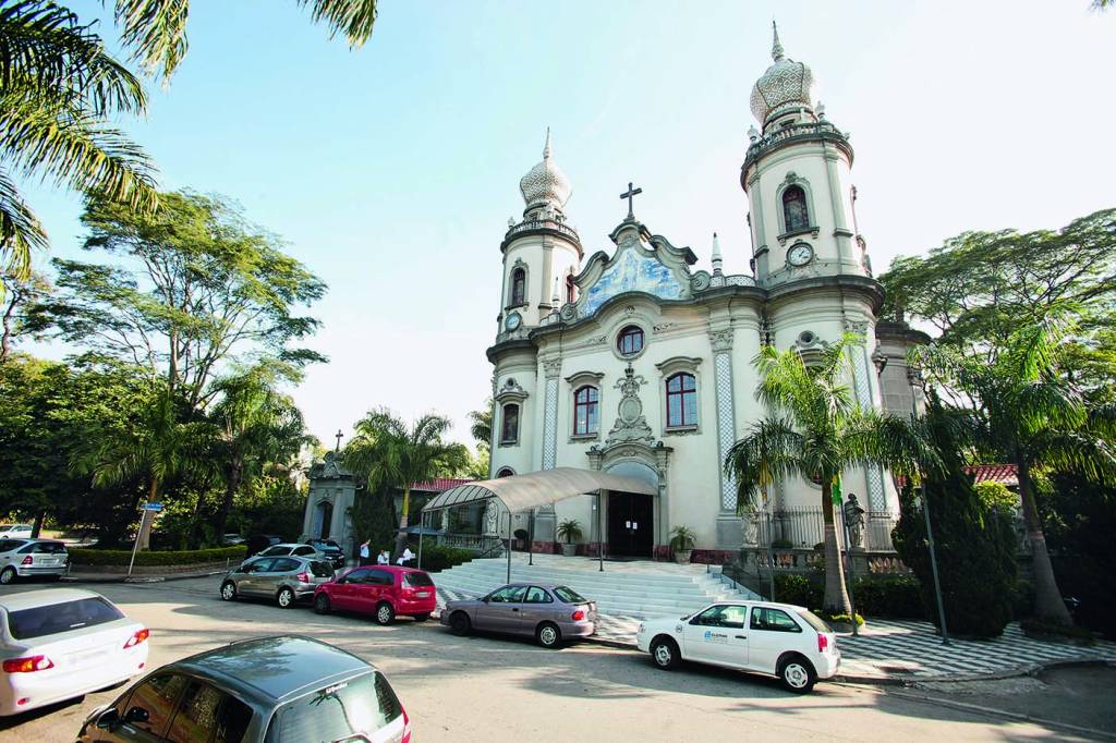 Padre troca de lugar banco de madeira que atraía pedintes na praça da igreja dos Jardins