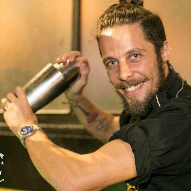 Jairo Gama, 32 anos. Começou no ABC Paulista há 15 anos e atualmente é chefe de bar do The Sailor, em São Paulo. Classificou-se para a final com a criação do coquetel “Garden”, que conta com o gin Tanqueray N.10, purê de abóbora e cogumelos e suspiro. ‘Estou muito feliz de estar na final do World Class. É minha segunda vez e agora estou no meu ápice”.