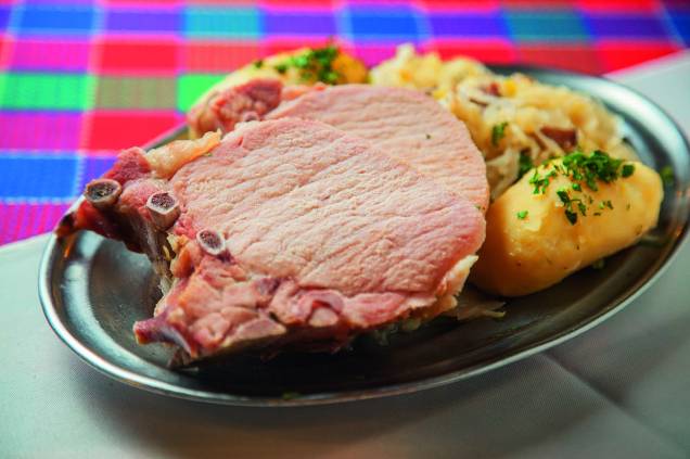 Windhuk: o carré servido com batata cozida e chucrute Windhuk: o carré servido com batata cozida e chucrute
