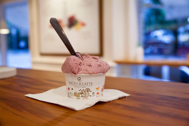 Bacio di Latte: sorvetes como o de iogurte com frutas vermelhas (R$ 10,00 o copinho pequeno). Bacio di Latte: sorvetes como o de iogurte com frutas vermelhas (R$ 10,00 o copinho pequeno).