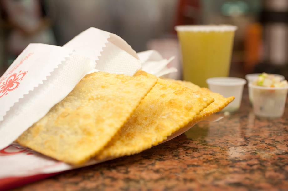 Pastel da Maria: tem de carne, queijo, pizza, frango, palmito e carne com queijo (R$ 7,50 a unidade)