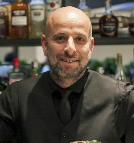 Ricardo Bassetto, 45 anos. Com 20 anos de profissão, já passou por diversas casas e hoje está no Sheraton WTC. Homenageou o arquiteto que criou as chaminés das destilarias de whisky com o drink “Doig’s Fan”, misturando Talisker 10, redução de balsâmico com mel de urze trufado, suco de pêra, limão siciliano, bitter de amêndoas negras, clara de ovo e flor de mel. “O World Class é o campeonato mais importante que existe e eu quero ganhar”, diz.