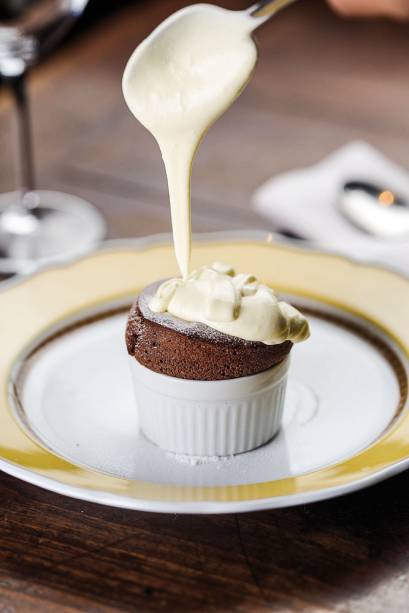 Suflê de chocolate com creme gelado de queijo mascarpone Suflê de chocolate com creme gelado de queijo mascarpone