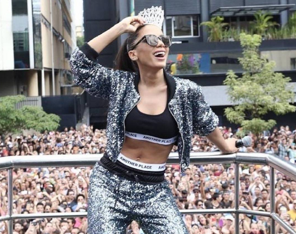 Anitta faz apresentação relâmpago na Parada LGBT