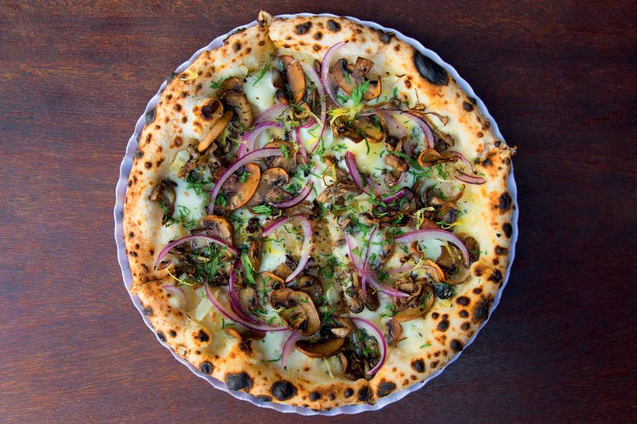 Cobertura nova: shroomtz combina cogumelos assados, mussarela de búfala, gorgonzola, alho e cebola-roxa mais raspas limão-siciliano Cobertura nova: shroomtz combina cogumelos assados, mussarela de búfala, gorgonzola, alho e cebola-roxa mais raspas limão-siciliano