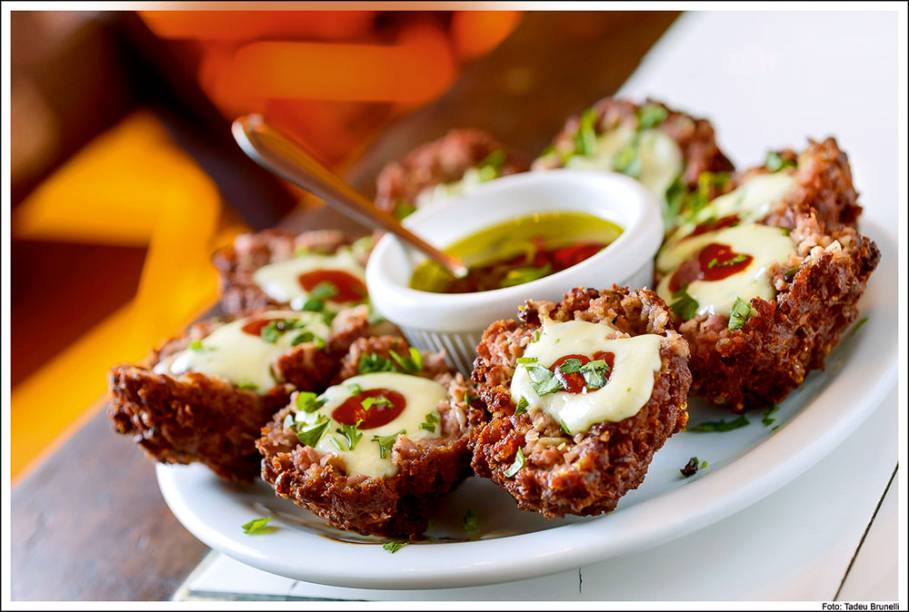 No Bar Léo: bolinhos de carne bem temperados (10 reais cada um) No Bar Léo: bolinhos de carne bem temperados (10 reais cada um)