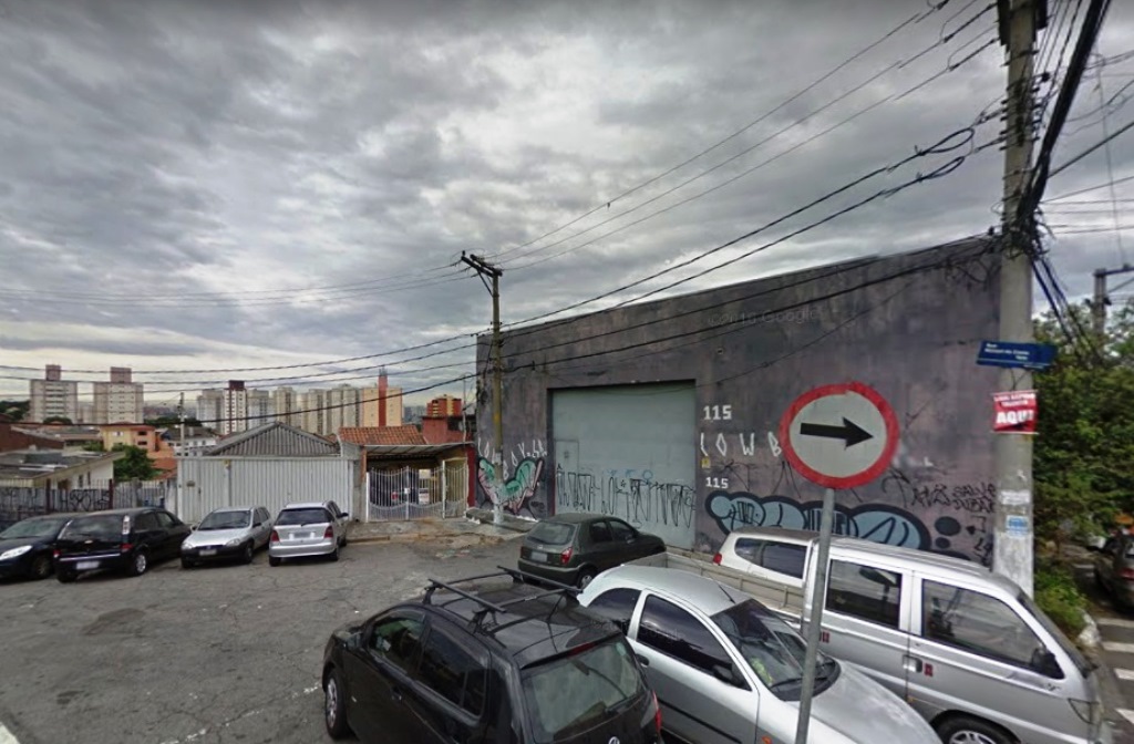 Bombeiros combatem incêndio em fábrica em Pirituba