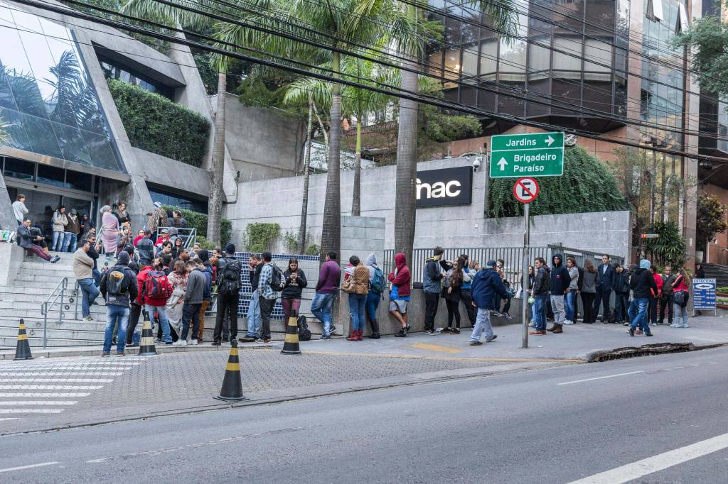 Fãs de U2 fazem fila para comprar ingressos para show