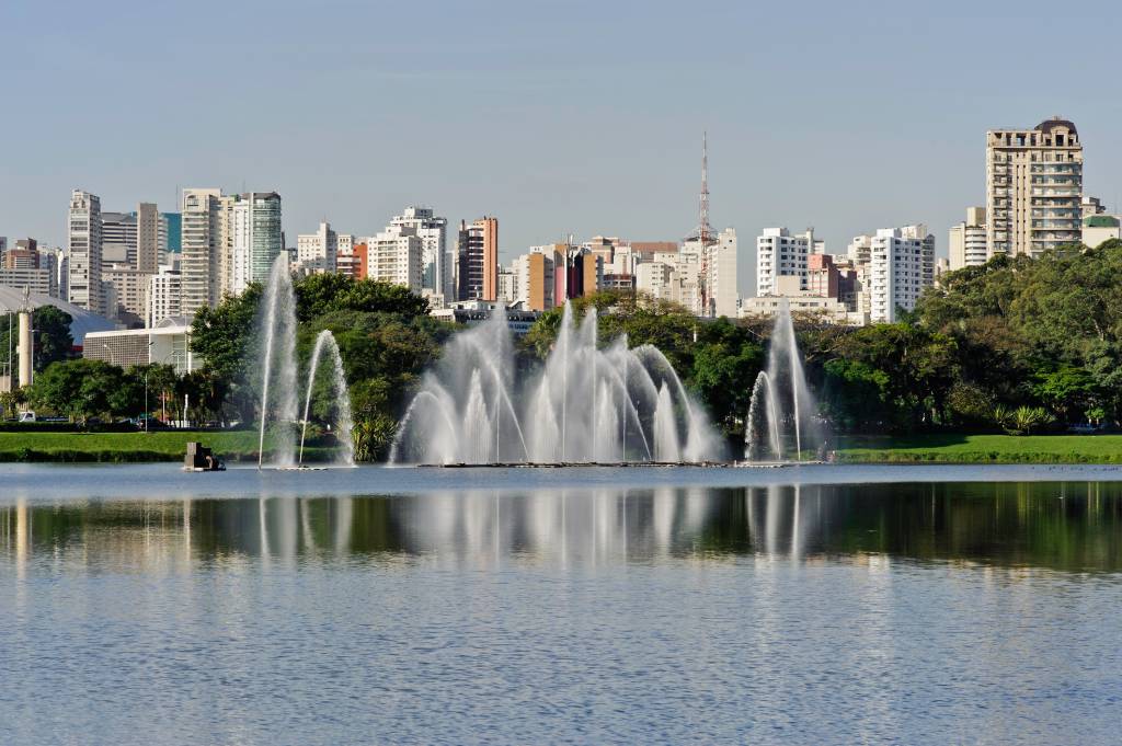 Skyline de São Paulo, visto do lago do Ibirapuera
