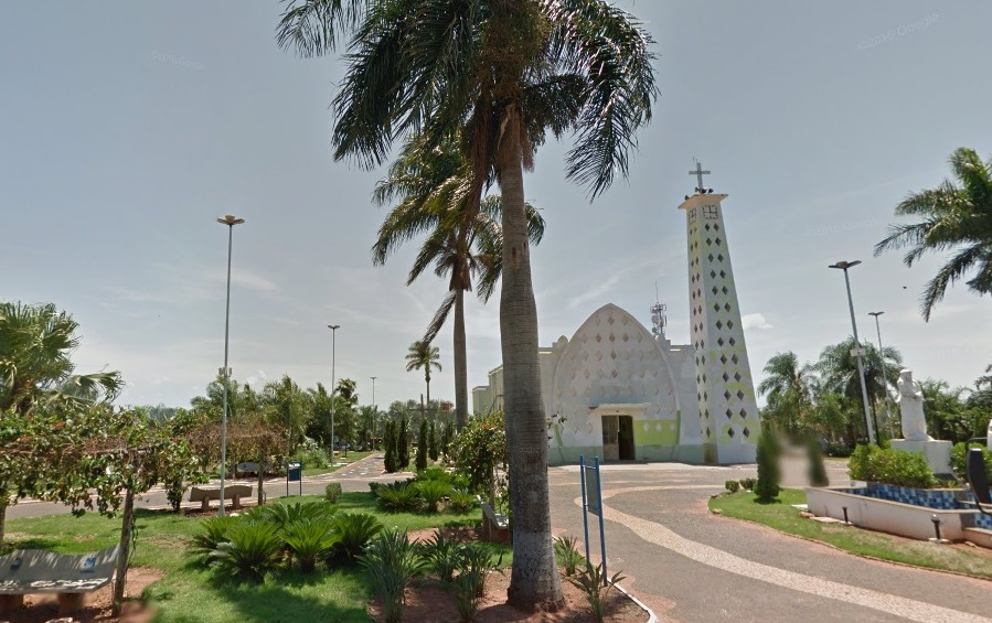 Menino de 9 anos brinca com arma e mata primo de 7