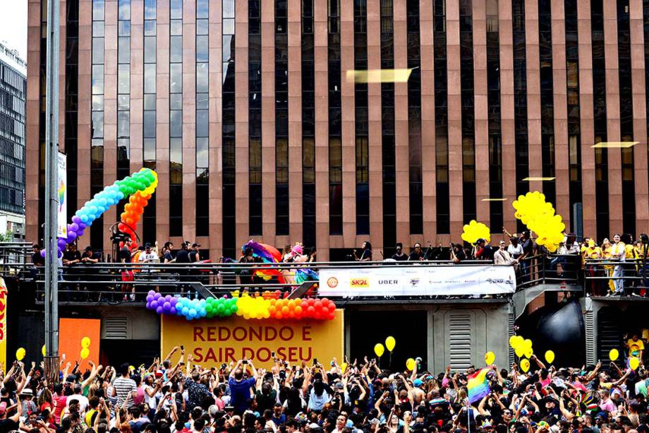 Parada do Orgulho LGBT revive clima de Carnaval em São Paulo