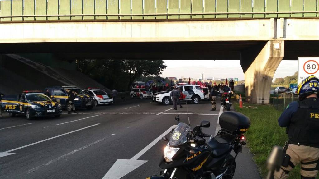 Metalúrgicos liberam Rodovia Anchieta, no ABC