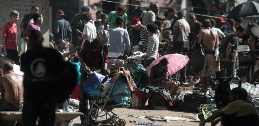 Jovem acorrentada pela mãe ainda não conseguiu tratamento