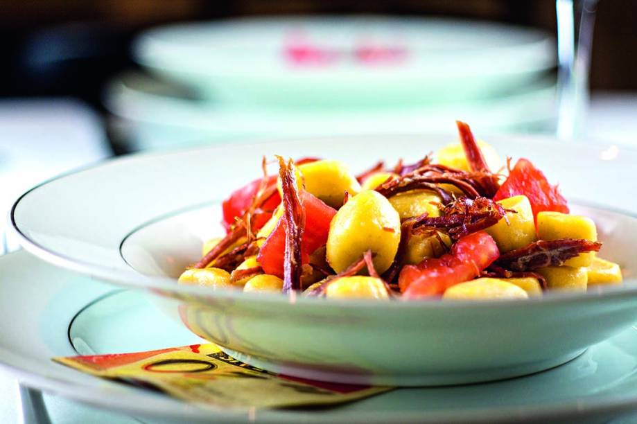 Nhoque de mandioquinha com carne-seca e tomate Nhoque de mandioquinha com carne-seca e tomate