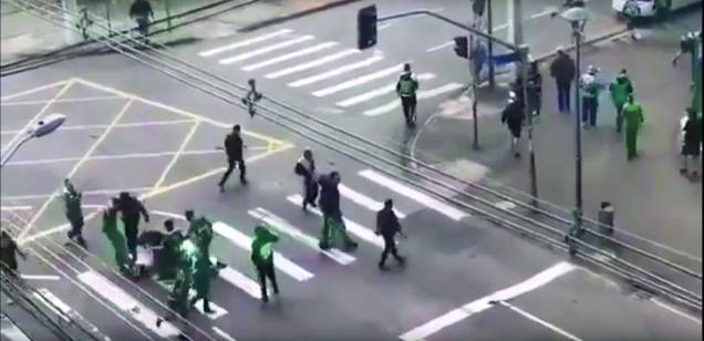 As cenas que chocaram o país: ele é puxado do ônibus e recebe golpes durante trinta As cenas que chocaram o país: ele é puxado do ônibus e recebe golpes durante trinta