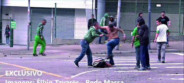 As cenas que chocaram o país: ele é puxado do ônibus e recebe golpes durante trinta As cenas que chocaram o país: ele é puxado do ônibus e recebe golpes durante trinta