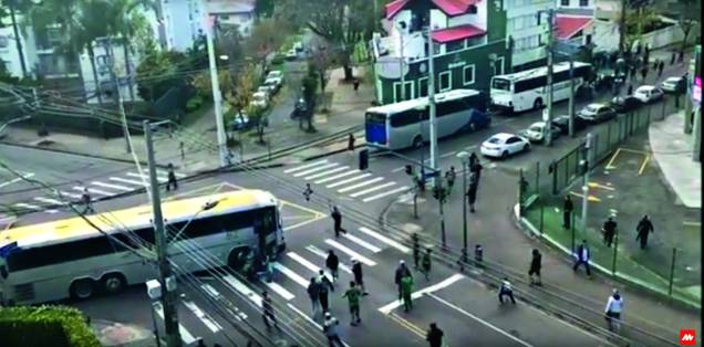 As cenas que chocaram o país: ele é puxado do ônibus e recebe golpes durante trintasegundos de pelo menos dez agressores até a chegada da polícia e do socorro As cenas que chocaram o país: ele é puxado do ônibus e recebe golpes durante trintasegundos de pelo menos dez agressores até a chegada da polícia e do socorro