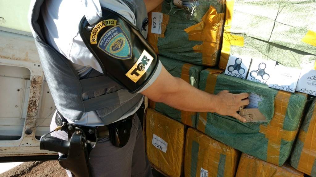 Polícia apreende 14 000 spinners sem nota fiscal no interior