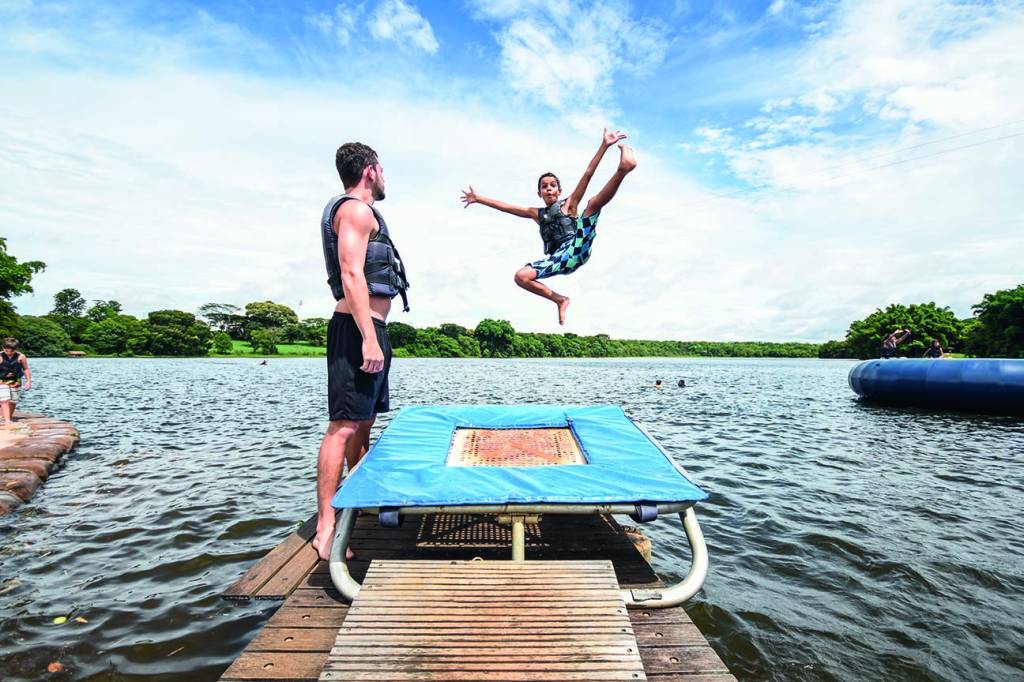 Trampolim aquatico República Lago