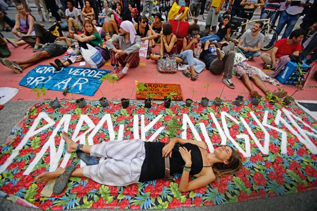 ManifestaÁ¿o pelo Parque Augusta interdita o Viaduto do Ch·